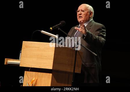 Bildnummer: 56190922  Datum: 17.10.2011  Copyright: imago/Xinhua (111018) -- CIUDAD JUAREZ, Oct. 18, 2011 (Xinhua) -- Former Soviet leader Mikhail Gorbachev gives a speech in the framework of the Competitive Juarez event, in Ciudad Juarez, Chihuahua, northern Mexico, on Oct. 17, 2011. (Xinhua/Ruben Garcia) (lyi) MEXICO-CIUDAD JUAREZ-GORBACHEV PUBLICATIONxNOTxINxCHN People Politik premiumd xns x0x 2011 quer      56190922 Date 17 10 2011 Copyright Imago XINHUA  Ciudad Juarez OCT 18 2011 XINHUA Former Soviet Leader Mikhail Gorbachev Gives a Speech in The FRAMEWORK of The Competitive Juarez Event Stock Photo