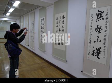 Bildnummer: 56194786  Datum: 19.10.2011  Copyright: imago/Xinhua (111019) -- HANGZHOU, Oct. 19, 2011 (Xinhua) -- A visitor takes photos of Chinese calligraphies at an art show in the gallery of China Academy of Art in Hangzhou, capital of east China s Zhejiang Province, Oct. 19, 2011. The 3rd Zhejiang Art Festival of College Students kicked off here on Wednesday. The festival presents the visitors with art works, including paintings and sculptures created by college students and teachers in Zhejiang Province. (Xinhua/Shi Jianxue) (xzj) CHINA-ZHEJIANG-HANGZHOU-COLLEGE STUDENTS-ART SHOW (CN) PUB Stock Photo