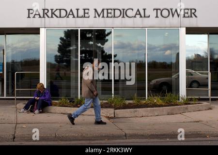 Bildnummer: 56194778  Datum: 18.10.2011  Copyright: imago/Xinhua (111019) -- OTTAWA, Oct. 19, 2011 (Xinhua) -- A man passes by the building where the clinic run by Dr. Christiane Farazli is located in Ottawa, Canada, Oct. 18, 2011. Health authorities in Canada s capital warned on Oct. 15 that nearly 6,800 who visited the clinic over past 10 years may have been exposed to Hepatitis B, Hepatitis C and HIV when checked with the use of endoscopies, a procedure in which a medical instrument is used to examine the interior of a hollow organ or cavity of the body. Authorities have sent letters to the Stock Photo