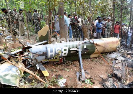 Bildnummer: 56196234  Datum: 19.10.2011  Copyright: imago/Xinhua (111020) -- RANCHI, Oct. 20, 2011 (Xinhua) -- Photo taken on Oct. 19, 2011 shows the wreckage of a helicopter of the Indian paramilitary force of Border Security Force (BSF), crashed in a forested area near near Ranchi, India, on Wednesday, reported Indo-Asian News Service. The report quoted police as saying the two pilots and one crew member are believed to have been killed. (Xinhua/Stringer) INDIA-RANCHI-HELICOPTER CRASH PUBLICATIONxNOTxINxCHN Gesellschaft Militär Hubschrauber Absturz Unglück premiumd xbs x0x 2011 quer      561 Stock Photo