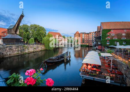 Der alte Hafen von Lüneburg mit dem neu renovierten Kran, der zum Be- und Entladen von Salz verwendet wird. Das Foto wurde am 5. Juni 2023 in Lüneburg oder im Ha Stockfoto