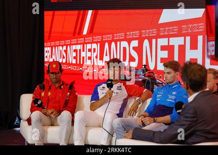ZANDVOORT, NIEDERLANDE - 24. AUGUST: Carlos Sainz von Scuderia Ferrari und Logan Sargeant von Williams Racing Looks On und Pierre Gasly von BWT Alpine F1 Stockfoto
