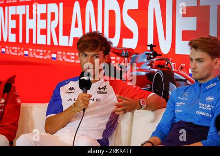 ZANDVOORT, NIEDERLANDE - 24. AUGUST: Logan Sargeant von Williams Racing schaut zu und Pierre Gasly vom BWT Alpine F1 Team spricht bei der FIA-Fahrerpresse Stockfoto