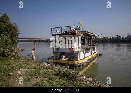 Batina, Kroatien. August 2023. Das Schiff Liberty im Besitz von Liberland legte am Ufer der Donau bei Batina, Kroatien, am 24. August 2023 an. Liberland, auch als Freie Republik Liberland bekannt, ist eine unerkannte Mikronation in Südosteuropa, die ein unbewohntes Grundstück am Westufer der Donau zwischen Kroatien und Serbien beansprucht. Es wurde am 13. April 2015 von einem euroskeptischen Politiker aus der Tschechischen Republik, Vit Jedlicka, proklamiert. Foto: Davor Javorovic/PIXSELL Credit: Pixsell/Alamy Live News Stockfoto