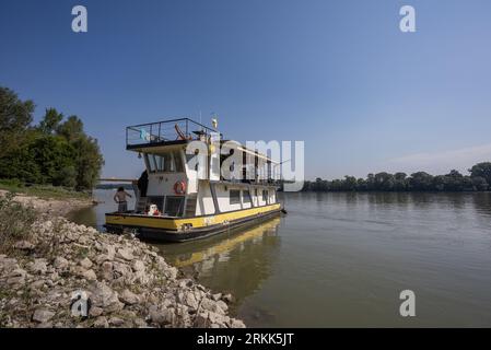 Batina, Kroatien. August 2023. Das Schiff Liberty im Besitz von Liberland legte am Ufer der Donau bei Batina, Kroatien, am 24. August 2023 an. Liberland, auch als Freie Republik Liberland bekannt, ist eine unerkannte Mikronation in Südosteuropa, die ein unbewohntes Grundstück am Westufer der Donau zwischen Kroatien und Serbien beansprucht. Es wurde am 13. April 2015 von einem euroskeptischen Politiker aus der Tschechischen Republik, Vit Jedlicka, proklamiert. Foto: Davor Javorovic/PIXSELL Credit: Pixsell/Alamy Live News Stockfoto
