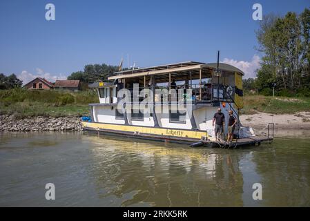 Batina, Kroatien. August 2023. Das Schiff Liberty im Besitz von Liberland legte am Ufer der Donau bei Batina, Kroatien, am 24. August 2023 an. Liberland, auch als Freie Republik Liberland bekannt, ist eine unerkannte Mikronation in Südosteuropa, die ein unbewohntes Grundstück am Westufer der Donau zwischen Kroatien und Serbien beansprucht. Es wurde am 13. April 2015 von einem euroskeptischen Politiker aus der Tschechischen Republik, Vit Jedlicka, proklamiert. Foto: Davor Javorovic/PIXSELL Credit: Pixsell/Alamy Live News Stockfoto
