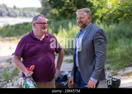 Batina, Kroatien. August 2023. Der Journalist und Schriftsteller Paul Bradbury mit dem Präsidenten von Liberland Vit Jedlicka in Liberland, bei Batina, Kroatien, am 24. August, 2023. Liberland, auch als Freie Republik Liberland bekannt, ist eine unerkannte Mikronation in Südosteuropa, die unbewohnte Parzelle umstrittenen Landes am Westufer der Donau zwischen Kroatien und Serbien beansprucht. Es wurde am 13. April 2015 von einem euroskeptischen Politiker aus der Tschechischen Republik, Vit Jedlicka, proklamiert. Foto: Davor Javorovic/PIXSELL Credit: Pixsell/Alamy Live News Stockfoto