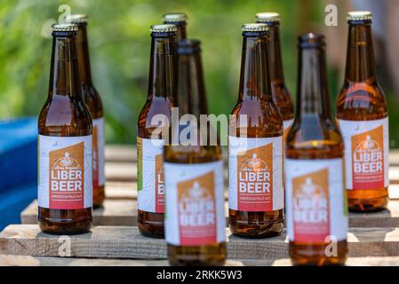 Batina, Kroatien. August 2023. Foto aufgenommen am 24. August 2023. Zeigt Liber Beer (american Pale Ale APA) aus Liberland, in der Nähe von Batina, Kroatien. Liberland, auch als Freie Republik Liberland bekannt, ist eine unerkannte Mikronation in Südosteuropa, die ein unbewohntes Grundstück am Westufer der Donau zwischen Kroatien und Serbien beansprucht. Es wurde am 13. April 2015 von einem euroskeptischen Politiker aus der Tschechischen Republik, Vit Jedlicka, proklamiert. Foto: Davor Javorovic/PIXSELL Credit: Pixsell/Alamy Live News Stockfoto