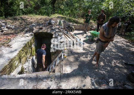 Batina, Kroatien. August 2023. Citizens of Liberland bereitet sich am 24. August 2023 in der Nähe von Batina, Kroatien, auf die Arbeit vor. Liberland, auch als Freie Republik Liberland bekannt, ist eine unerkannte Mikronation in Südosteuropa, die ein unbewohntes Grundstück am Westufer der Donau zwischen Kroatien und Serbien beansprucht. Es wurde am 13. April 2015 von einem euroskeptischen Politiker aus der Tschechischen Republik, Vit Jedlicka, proklamiert. Foto: Davor Javorovic/PIXSELL Credit: Pixsell/Alamy Live News Stockfoto