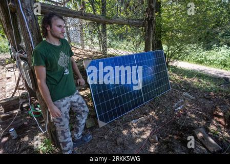Batina, Kroatien. August 2023. Bürger von Liberland posieren für ein Foto, am 24. August in Liberland, in der Nähe von Batina, Kroatien, 2023. Liberland, auch als Freie Republik Liberland bekannt, ist eine unerkannte Mikronation in Südosteuropa, die unbewohnte Parzelle umstrittenen Landes am Westufer der Donau zwischen Kroatien und Serbien beansprucht. Es wurde am 13. April 2015 von einem euroskeptischen Politiker aus der Tschechischen Republik, Vit Jedlicka, proklamiert. Foto: Davor Javorovic/PIXSELL Credit: Pixsell/Alamy Live News Stockfoto