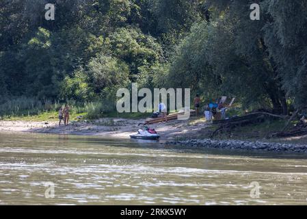 Batina, Kroatien. August 2023. Die Bürger von Liberland bringen am 24. August Lebensmittel und Ausrüstung auf dem Schiff Swan in Liberland in der Nähe von Batina, Kroatien, mit. 2023. Liberland, auch als Freie Republik Liberland bekannt, ist eine unerkannte Mikronation in Südosteuropa, die unbewohnte Parzelle umstrittenen Landes am Westufer der Donau zwischen Kroatien und Serbien beansprucht. Es wurde am 13. April 2015 von einem euroskeptischen Politiker aus der Tschechischen Republik, Vit Jedlicka, proklamiert. Foto: Davor Javorovic/PIXSELL Credit: Pixsell/Alamy Live News Stockfoto
