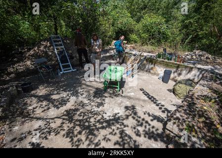 Batina, Kroatien. August 2023. Citizens of Liberland bereitet sich am 24. August 2023 in der Nähe von Batina, Kroatien, auf die Arbeit vor. Liberland, auch als Freie Republik Liberland bekannt, ist eine unerkannte Mikronation in Südosteuropa, die ein unbewohntes Grundstück am Westufer der Donau zwischen Kroatien und Serbien beansprucht. Es wurde am 13. April 2015 von einem euroskeptischen Politiker aus der Tschechischen Republik, Vit Jedlicka, proklamiert. Foto: Davor Javorovic/PIXSELL Credit: Pixsell/Alamy Live News Stockfoto