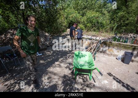 Batina, Kroatien. August 2023. Citizens of Liberland bereitet sich am 24. August 2023 in der Nähe von Batina, Kroatien, auf die Arbeit vor. Liberland, auch als Freie Republik Liberland bekannt, ist eine unerkannte Mikronation in Südosteuropa, die ein unbewohntes Grundstück am Westufer der Donau zwischen Kroatien und Serbien beansprucht. Es wurde am 13. April 2015 von einem euroskeptischen Politiker aus der Tschechischen Republik, Vit Jedlicka, proklamiert. Foto: Davor Javorovic/PIXSELL Credit: Pixsell/Alamy Live News Stockfoto