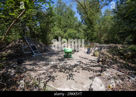 Batina, Kroatien. August 2023. Citizens of Liberland bereitet sich am 24. August 2023 in der Nähe von Batina, Kroatien, auf die Arbeit vor. Liberland, auch als Freie Republik Liberland bekannt, ist eine unerkannte Mikronation in Südosteuropa, die ein unbewohntes Grundstück am Westufer der Donau zwischen Kroatien und Serbien beansprucht. Es wurde am 13. April 2015 von einem euroskeptischen Politiker aus der Tschechischen Republik, Vit Jedlicka, proklamiert. Foto: Davor Javorovic/PIXSELL Credit: Pixsell/Alamy Live News Stockfoto