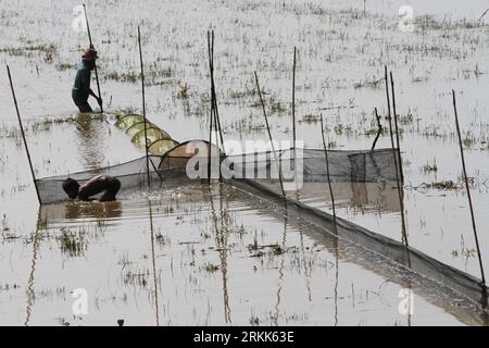 Bildnummer: 56205825  Datum: 22.10.2011  Copyright: imago/Xinhua (111022) -- KAMPONG CHAM, Oct. 22, 2011 (Xinhua) -- A Cambodian man prepares fishing net with his son through the flooded rice field at Batheay district in Kampong Cham, Cambodia, Oct. 22, 2011. (Xinhua/Philong Sovan)(axy) CAMBODIA-FLOOD PUBLICATIONxNOTxINxCHN Gesellschaft Hochwasser Evakuierung xjh x0x 2011 quer      56205825 Date 22 10 2011 Copyright Imago XINHUA  Kampong Cham OCT 22 2011 XINHUA a Cambodian Man Prepares Fishing Net With His Sun Through The flooded Rice Field AT  District in Kampong Cham Cambodia OCT 22 2011 XIN Stock Photo