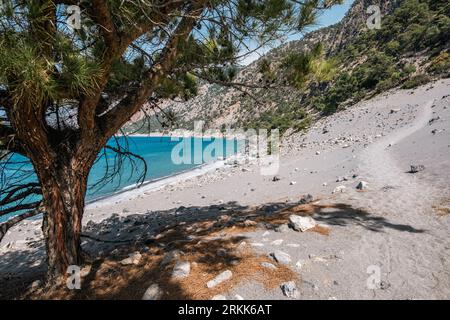 Der europäische Fernwanderweg E4 führt an wunderschönen Stränden mit türkisfarbenem Meer auf Kreta vorbei. Stockfoto