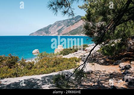 Blick zurück auf Agios Pavlos und exquisites türkisfarbenes Meer von einem Abschnitt des europäischen Fernwanderwegs E4 auf Kreta. Stockfoto