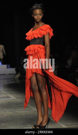 Bildnummer: 56206941  Datum: 22.10.2011  Copyright: imago/Xinhua (111023) -- PRETORIA, Oct. 23, 2011 (Xinhua) -- A model presents a creation by Zimbabwean designer Intisaar Mukadam during the African Fashion Week in Johannesburg, South Africa, Oct. 22, 2011. The three-day African Fashion Week closed in Johannesburg on Saturday. (Xinhua/Li Qihua) (ctt) SOUTH AFRICA-AFRICAN FASHION WEEK-CLOSE PUBLICATIONxNOTxINxCHN Kultur Entertainment Modewoche Modenschau Damenmode xda x0x premiumd 2011 hoch Highlight      56206941 Date 22 10 2011 Copyright Imago XINHUA  Pretoria OCT 23 2011 XINHUA a Model Pres Stock Photo