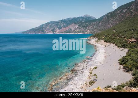 Wunderschöner Abschnitt der Südküste kretas, der vom europäischen Fernwanderweg E4 zwischen Agia Roumeli und Loutro abstammt Stockfoto