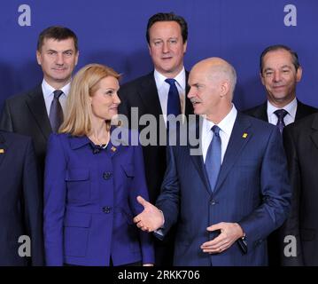 Bildnummer: 56208263  Datum: 23.10.2011  Copyright: imago/Xinhua (111023) -- BRUSSELS, Oct. 23, 2011 (Xinhua) -- Greek Prime Minister George Papandreou (front R) talks with Danish Prime Minister Helle Thorning-Schmidt (front C) during the family photo session of the EU Summit at EU headquarters in Brussels on October 23, 2011. EU countries leaders on Sunday gathered here to discuss the Greek debt crisis. (Xinhua/Wu Wei)(yt) BELGIUM-BRUSSELS-EU-SUMMIT PUBLICATIONxNOTxINxCHN People Politik xda x0x premiumd 2011 quadrat      56208263 Date 23 10 2011 Copyright Imago XINHUA  Brussels OCT 23 2011 XI Stockfoto