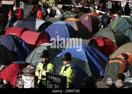 Bildnummer: 56206970 Datum: 22.10.2011 Copyright: imago/Xinhua (111022) -- LONDON, 22. Oktober 2011 (Xinhua) -- Polizeibeamte stehen auf der Wache zwischen den Zelten der Demonstranten außerhalb der St. Paul's Cathedral in London, Großbritannien, 22. Oktober 2011. Die St.. Paul's Cathedral musste aus Sicherheitsgründen schließen, da die Londoner Börsendemonstration, die am 15. Oktober begann, um gegen die Macht der Unternehmen und die Wirtschaftspolitik der Regierung zu protestieren, mit Hunderten von Zelten vor der Börse und der benachbarten Kathedrale fortgesetzt wird. (Xinhua/Bimal Gautam) BÖRSE UK-LONDON-LONDON Stockfoto
