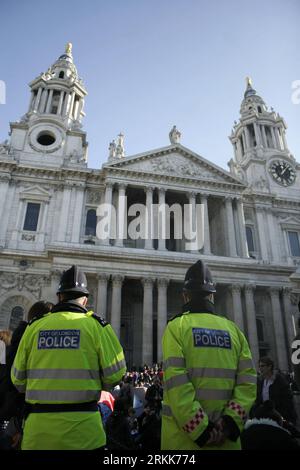 Bildnummer: 56206973  Datum: 22.10.2011  Copyright: imago/Xinhua (111022) -- LONDON, Oct. 22, 2011 (Xinhua) -- Police officers stand on guard outside the St. Paul s Cathedral in London, Britain, Oct. 22, 2011. The St. Paul s Cathedral has been forced to close due to security concerns, as the Occupy the London Stock Exchange demonstration, starting on Oct. 15 to protest against corporate power and government s economic policies, continues with hundreds of tents set up outside the exchange and the neighboring Cathedral. (Xinhua/Bimal Gautam) UK-LONDON-LONDON STOCK EXCHANGE-PROTEST-ST PAUL S-CLOS Stockfoto