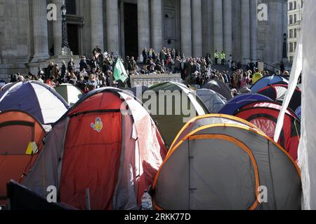 Bildnummer: 56206972  Datum: 22.10.2011  Copyright: imago/Xinhua (111022) -- LONDON, Oct. 22, 2011 (Xinhua) -- Protestors tents are set up outside the St. Paul s Cathedral in London, Britain, Oct. 22, 2011. The St. Paul s Cathedral has been forced to close due to security concerns, as the Occupy the London Stock Exchange demonstration, starting on Oct. 15 to protest against corporate power and government s economic policies, continues with hundreds of tents set up outside the exchange and the neighboring Cathedral. (Xinhua/Bimal Gautam) UK-LONDON-LONDON STOCK EXCHANGE-PROTEST-ST PAUL S-CLOSURE Stockfoto