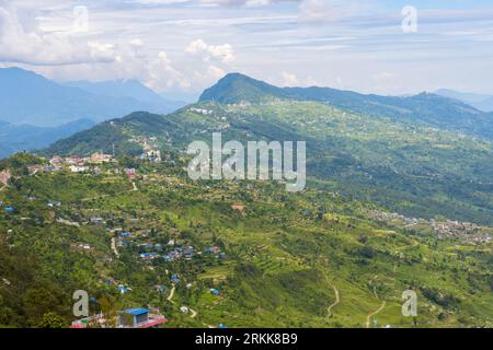 Grüne Berglandschaft von Hemjakot, von Sarangkot aus gesehen, Pokhara Stadt von Nepal Stockfoto