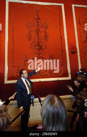 Bildnummer: 56212326  Datum: 24.10.2011  Copyright: imago/Xinhua (111024) -- MOSCOW, Oct. 24, 2011 (Xinhua) -- A staff member introduces the situation of renovation of the Bolshoi Theatre in Moscow, capital of Russia, Oct. 24, 2011. Bolshoi Theatre, Moscow s historic theatre, is set to reopen with a gala performance on Friday after six years of closure for renovation. (Xinhua/Jiang Kehong) (dtf) RUSSIA-MOSCOW-BOLSHOI THEATRE PUBLICATIONxNOTxINxCHN Kultur Kunst Bolschoitheater Theater Bolschoi Wiedereröffnung x0x xst 2011 hoch      56212326 Date 24 10 2011 Copyright Imago XINHUA  Moscow OCT 24 Stock Photo