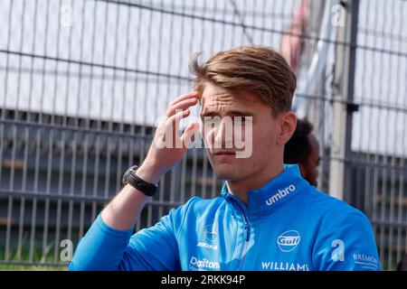ZANDVOORT, NIEDERLANDE - AUGUST 25: Logan Sargeant von Williams Racing schaut während der Formel 1 auf dem Circuit Zandvoort am 25. August 2023 in Zandvo an Stockfoto