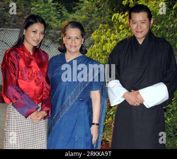 Bildnummer: 56215702 Datum: 25.10.2011 Copyright: imago/Xinhua (111025) -- NEU DELHI, 25. Oktober 2011 (Xinhua) -- Bhutans König Jigme Khesar Namgyel Wangchuck (1. R) und seine frisch vermählte Königin Jestun Pema (1. L) werden am 25. Oktober 2011 von Indiens regierender Kongresschefin Sonia Gandhi in ihrer Residenz in Neu-Delhi, der Hauptstadt Indiens, begrüßt. (Xinhua/Partha Sarkar) (lr) INDIA-NEW DELHI-SONIA GANDHI-BHUTAN-WANGCHUNCK-PEMA-MEETING PUBLICATIONxNOTxINxCHN People Politik Adel xbs x2x 2011 Quadrat Highlight Premiere o0 Frau, Ehefrau, Familie, privat 56215702 Datum 25 10 2011 Copyright Imago XINHUA New de Stockfoto