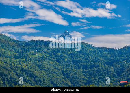 Machhapuchhare, auch bekannt als Mt. Fischschwanz im Himalaya von Nepal, gefangen von Sarangkot in Pokhara City Stockfoto