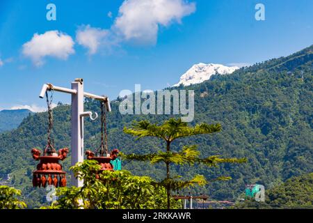 Blick auf den Sarangkot-Berg vom Phewa Pake in pokhara Stadt Seeseite von Nepal Stockfoto