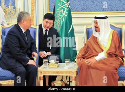 Bildnummer: 56220775  Datum: 26.10.2011  Copyright: imago/Xinhua (111026) -- RIYADH, Oct. 26, 2011 (Xinhua) -- Li Liguo (L), special envoy of Chinese President HuJintao and minister of Civil Affairs, meets with Saudi Prince Salman Ibn Abdul Aziz Al-Saud, governor of Riyadh, to extend condolences regarding the death of Saudi Crown Prince SultanbinAbdul-Aziz, in Riyadh, Saudi Arabia, Oct. 26, 2011. (Xinhua/Wang Bo) SAUDI ARABIA-CROWN PRINCE-CHINA-CONDOLENCE PUBLICATIONxNOTxINxCHN People Politik x1x xjh 2011 quer    Prinz Abd al Aziz Abdal Abdalaziz ibn bin Al Saud     56220775 Date 26 10 2011 Co Stock Photo