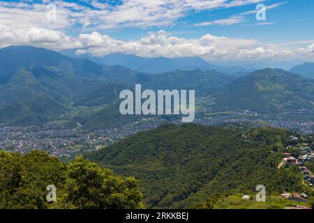 Grüne Berglandschaft von Hemjakot, von Sarangkot aus gesehen, Pokhara Stadt von Nepal Stockfoto