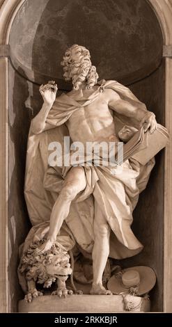 GENUA, ITALIEN - 7. MÄRZ 2023: Die Statue des Heiligen Jerome in der Kirche Basilica di Santa Maria Assunta von Diego Carlone (1740). Stockfoto