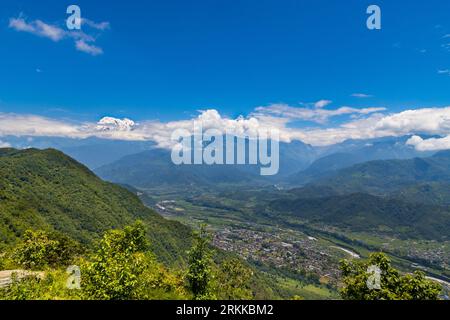 Grüne Berglandschaft von Hemjakot, von Sarangkot aus gesehen, Pokhara Stadt von Nepal Stockfoto