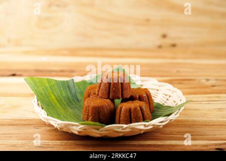 Bolu Sakura gedämpfter Karamellkuchen aus Karamell mit Kuchenteig aus Ei, Zucker, Mehl und Butter. Stockfoto