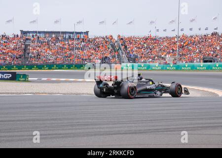 ZANDVOORT, NIEDERLANDE - AUGUST 25: Lewis Hamilton vom Mercedes-AMG PETRONAS F1 Team übt während der Formel 1 A 1 Orange-Fans auf der Tribüne Stockfoto