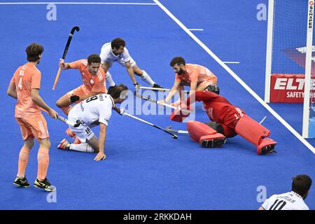 Monchengladbach, Deutschland. 25. August 2023. Der Belgier Felix Denayer ist am Donnerstag, den 24. August 2023, in Monchengladbach, dem ersten Halbfinale der Männer-Hockey-Europameisterschaften, in Aktion während eines Eishockeyspiels zwischen der belgischen Männer-Hockeymannschaft Red Lions und den Niederlanden. Die EuroHockey-Meisterschaften 2023 finden vom 18. August bis zum 27. August 2023 statt. BELGA PHOTO DIRK WAEM Credit: Belga News Agency/Alamy Live News Stockfoto