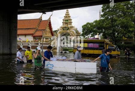 Bildnummer: 56227861  Datum: 29.10.2011  Copyright: imago/Xinhua (111029) -- BANGKOK, Oct. 29, 2011 (Xinhua) -- transit food on the flooded road in Bangkok, capital of Thailand, Oct. 29, 2011. in Bangkok are bracing for the flood disaster, which has been ravaging the country for more than three months and shows no sign of receding. (Xinhua/Lui Siu Wai) THAILAND-BANGKOK-FLOOD PUBLICATIONxNOTxINxCHN Gesellschaft Thailand Hochwasser x0x xtm premiumd 2011 quer      56227861 Date 29 10 2011 Copyright Imago XINHUA  Bangkok OCT 29 2011 XINHUA Transit Food ON The flooded Road in Bangkok Capital of Tha Stock Photo