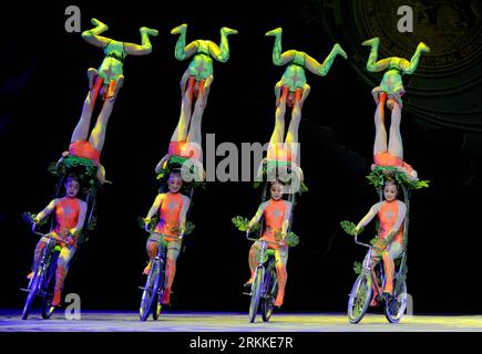 Bildnummer: 56231199  Datum: 30.10.2011  Copyright: imago/Xinhua (111030) -- SHIJIAZHUANG, Oct. 30, 2011 (Xinhua) -- Actresses from north China s Hebei provincial acrobatic troupe perform during the closing ceremony of the 13th Wuqiao International Acrobatics Art Festival of China in Shijiazhuang, capital of north China s Hebei Province, Oct. 30, 2011. More than 200 acrobats from 17 countries and regions attended the festival, which ended here on Sunday. (Xinhua/Yang Shiyao) (ly) CHINA-SHIJIAZHUANG-ACROBATICS-FESTIVAL-CLOSE (CN) PUBLICATIONxNOTxINxCHN Gesellschaft Entertainment Akrobatik Festi Stock Photo