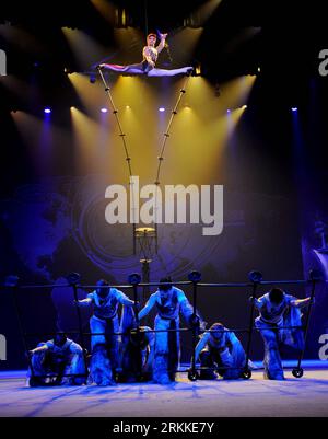 Bildnummer: 56231200 Datum: 30.10.2011 Copyright: imago/Xinhua (111030) -- SHIJIAZHUANG, Okt. 30, 2011 (Xinhua) -- Schauspieler der China National Acrobatic Troupe treten während der Abschlusszeremonie des 13. Wuqiao International Acrobatics Art Festival of China in Shijiazhuang, Hauptstadt der nordchinesischen Provinz Hebei, 30. Okt. 2011 auf. Mehr als 200 Akrobaten aus 17 Ländern und Regionen nahmen an dem Festival Teil, das hier am Sonntag endete. (Xinhua/Yang Shiyao) (ly) CHINA-SHIJIAZHUANG-ACROBATICS-FESTIVAL-CLOSE (CN) PUBLICATIONxNOTxINxCHN Gesellschaft Entertainment Akrobatik Festival x0x xtm 2011 ho Stockfoto