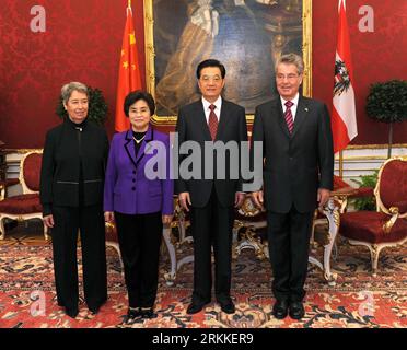 Bildnummer: 56233359  Datum: 31.10.2011  Copyright: imago/Xinhua (111031) -- VIENNA, Oct. 31, 2011 (Xinhua) -- Visiting Chinese President Hu Jintao (2nd R) and his wife Liu Yongqing (2nd L) pose for group photos with Austrian President Heinz Fischer (1st R) and his wife Margit (1st L) in Vienna, Austria, Oct. 31, 2011. Chinese President Hu Jintao held talks with his Austrian counterpart Heinz Fischer in Vienna Monday. (Xinhua/Rao Aimin) (zgp) AUSTRIA-VIENNA-HU JINTAO-HEINZ FISCHER-TALKS (CN) PUBLICATIONxNOTxINxCHN People Politik xjh x1x premiumd 2011 quadrat Highlight  o0 Familie privat Frau E Stockfoto