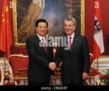 Bildnummer: 56233356  Datum: 31.10.2011  Copyright: imago/Xinhua (111031) -- VIENNA, Oct. 31, 2011 (Xinhua) -- Visiting Chinese President Hu Jintao (L) shakes hands with Austrian President Heinz Fischer in Vienna, Austria, Oct. 31, 2011. Chinese President Hu Jintao held talks with his Austrian counterpart Heinz Fischer in Vienna Monday. (Xinhua/Rao Aimin) (zgp) AUSTRIA-VIENNA-HU JINTAO-HEINZ FISCHER-TALKS (CN) PUBLICATIONxNOTxINxCHN People Politik xjh x0x premiumd 2011 quer      56233356 Date 31 10 2011 Copyright Imago XINHUA  Vienna OCT 31 2011 XINHUA Visiting Chinese President HU Jintao l Sh Stockfoto