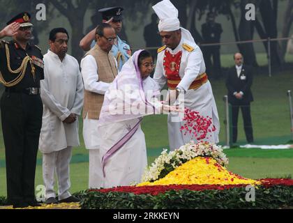 Bildnummer: 56234119 Datum: 31.10.2011 Copyright: imago/Xinhua (111031) -- NEU DELHI, 31. Oktober 2011 (Xinhua) -- der indische Präsident Pratibha Patil zollt der verstorbenen Premierministerin Indira Gandhi am 31. Oktober 2011 in Shakti Sthal, Neu-Delhi, eine florale Hommage. India Monday dankte der ersten Premierministerin Indira Gandhi, die von 1966 bis 1977 drei aufeinanderfolgende Amtsperioden und von 1980 bis zu ihrer Ermordung am 31. Oktober 1984 durch Bodyguards innehatte. (Xinhua/Partha Sarkar) (nxl) INDIEN-NEU DELHI-INDIRA GANDHI-TODESTAG PUBLICATIONxNOTxINxCHN People P Stockfoto