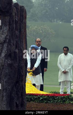 Bildnummer: 56234117  Datum: 31.10.2011  Copyright: imago/Xinhua (111031) -- NEW DELHI, Oct. 31, 2011 (Xinhua) -- Indian Prime Minister Manmohan Singh pays floral tribute to late Prime Minister Indira Gandhi at her memorial in Shakti Sthal, New Delhi, on Oct. 31, 2011. India Monday paid tributes to the nation s first woman Prime Minister, Indira Gandhi, who served for three consecutive terms from 1966 to 1977, and a fourth term from 1980 till her assassination on Oct. 31, 1984 by bodyguards. (Xinhua/Partha Sarkar) (nxl) INDIA-NEW DELHI-INDIRA GANDHI-DEATH ANNIVERSARY PUBLICATIONxNOTxINxCHN Peo Stock Photo