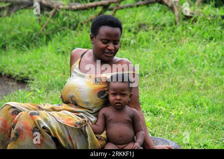Bildnummer: 56234655  Datum: 31.10.2011  Copyright: imago/Xinhua (111031) -- MBARARA, Oct. 31, 2011 (Xinhua) -- A woman of the Bahima pastoral tribe and her child is seen in the western Ugandan district of Mbarara, Oct. 15, 2011. The traditional homestead was built in Lake Mburo National Park as a tourist attraction inspired by Uganda Wildlife Authority s move to conserve the Ankole long horned cattle and its cultural heritage among the locals here. The Bahima used to stay in grass thatched houses but in the modern era, many of them have changed and now live in iron or tile roofed houses. The Stock Photo