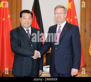 Bildnummer: 56235288  Datum: 31.10.2011  Copyright: imago/Xinhua (111031) -- BERLIN, Oct. 31, 2011 (Xinhua) -- Jia Qinglin (L), chairman of the National Committee of the Chinese People s Political Consultative Conference, meets with German President Christian Wulff in Berlin, Germany, Oct. 31, 2011. (Xinhua/Li Tao) (llp) GERMANY-BERLIN-WULFF-JIA QINGLIN-MEETING PUBLICATIONxNOTxINxCHN People Politik x0x xtm 2011 quadrat premiumd      56235288 Date 31 10 2011 Copyright Imago XINHUA  Berlin OCT 31 2011 XINHUA Jia Qinglin l Chairman of The National Committee of The Chinese Celebrities S Political Stock Photo