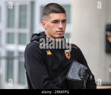 Hull, Großbritannien. 25. August 2023. Xavier Simons #18 von Hull City kommt während des Sky Bet Championship Matches Hull City vs Bristol City im MKM Stadium, Hull, Vereinigtes Königreich, 25. August 2023 (Foto: Mark Cosgrove/News Images) in Hull, Vereinigtes Königreich am 25. August 2023. (Foto: Mark Cosgrove/News Images/SIPA USA) Credit: SIPA USA/Alamy Live News Stockfoto